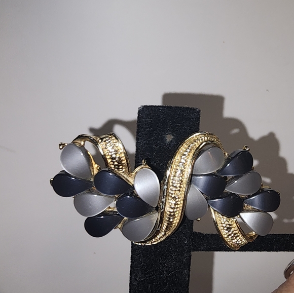 Vintage Two Tone Gray Thermoset and Swirled Goldtone Brooch - Picture 3 of 5